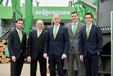 SENNEBOGEN the family company: Erich and Walter Sennebogen with Anton and Sebastian