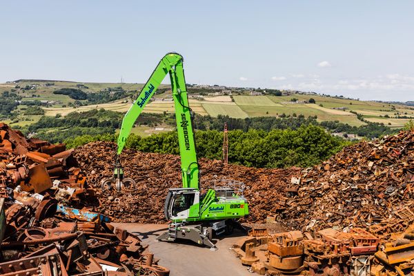 Download (300 dpi) SENNEBOGEN material handler 830 E