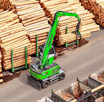 A bird's-eye view of the SENNEBOGEN 724 G loading a trailer with roundwood at a sawmill.
