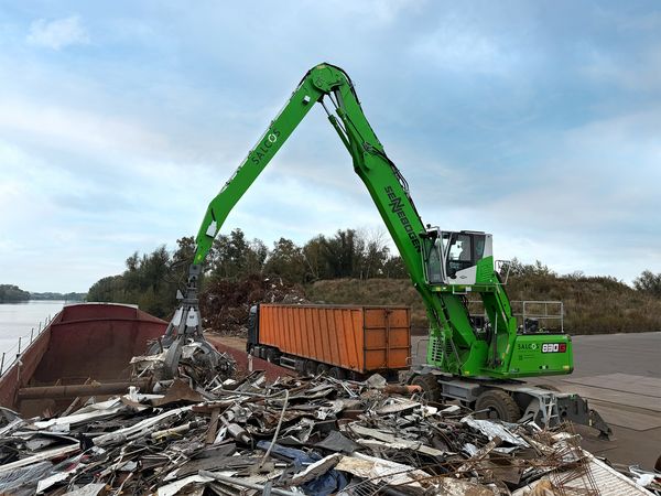 Umschlagmaschine aus grünem Stahl im Schrottrecycling Umschlagmaschine aus grünem Stahl im Schrottrecycling