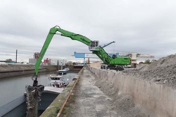 SENNEBOGEN Umschlagmaschine Umschlagbagger 850 Mobil Hafenumschlag mit Zweischalengreifer