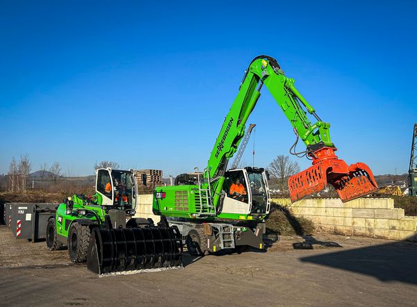 SENNEBOGEN 822 G verlädt mit seiner 10 m Reichweite mühelos Abfall in einen LKW. SENNEBOGEN 822 G verlädt mit seiner 10 m Reichweite mühelos Abfall in einen LKW.