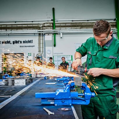 SENNEBOGEN training workshop