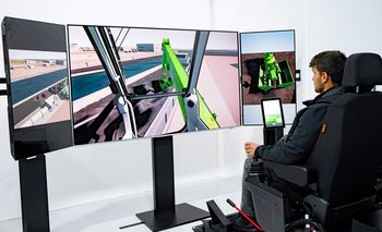 Maschinenführer trainiert mit dem SENNEBOGEN Hafenumschlagsimulator an einer realitätsnahen Fahrersimulation.