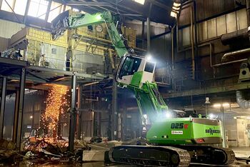 The compact SENNEBOGEN 825 E Demolition excavator during demolition work in an industrial hall.