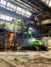 Der kompakte SENNEBOGEN 825 E Demolition Abbruchbagger bei Rückbauarbeiten in einer Industriehalle.