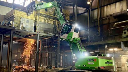 SENNEBOGEN 825 E Demolition Abbruchbagger Der kompakte SENNEBOGEN 825 E Demolition Abbruchbagger bei Rückbauarbeiten in einer Industriehalle.