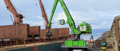 Umschlagbagger Sennebogen 885 G Hybrid im Hafen