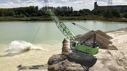 40 t duty cycle crawler crane SENNEBOGEN 640 with dragline, extraction of sand and gravel, France 40 t duty cycle crawler crane SENNEBOGEN 640 with dragline, extraction of sand and gravel, France