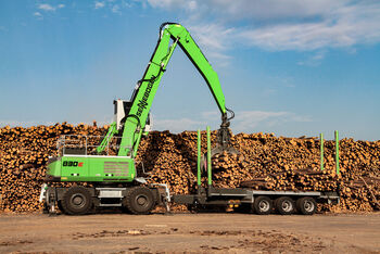 Umschlagbagger / Umschlagmaschine fürs Sägewerk SENNEBOGEN 830 Mobil Trailer Holzumschlag