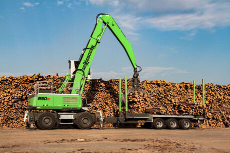 43,5 t Umschlagbagger Umschlagmaschine SENNEBOGEN 830 Trailer Holzumschlag Sägewerk Rundholzplatz Sortierstrang Anhänger Holzgreifer