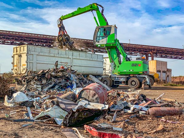 SENNEBOGEN 821 Mobile handling scrap at the port in Constanta, Romania