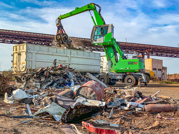 SENNEBOGEN 821 Mobil beim Schrottumschlag im Hafen in Konstanza Rumänien