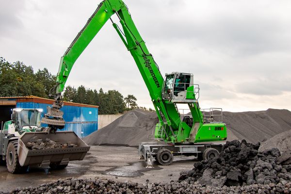 Umschlagmaschine Umschlagbagger SENNEBOGEN 835 E Schlackesortierung Magnet