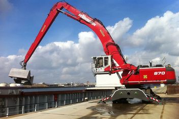 SENNEBOGEN 870 E Hybrid Mobile Material handler for port handling