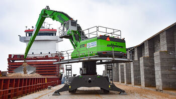 SENNEBOGEN 870 E Hybrid material handler for ship unloading - port handling