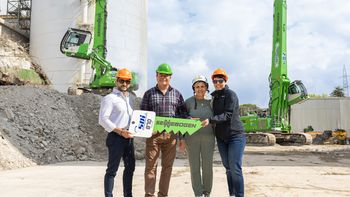 Industrieabbruch in großer Höhe: SENNEBOGEN 870 E beim Rückbau des Zementwerks in Pescara Industrieabbruch in großer Höhe: SENNEBOGEN 870 E beim Rückbau des Zementwerks in Pescara