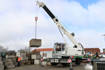 SENNEBOGEN kompakter und flexibler Telekran Teleskopkran 643 Hebearbeiten