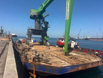 Schlepper zieht den mit dem SENNEBOGEN 895 E beladenen Ponton nach 930 Seemeilen in den Hafen von İskenderun.