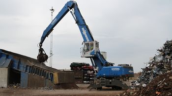 SENNEBOGEN 835 E scrap handling excavator at Stena in Malmö, Sweden 