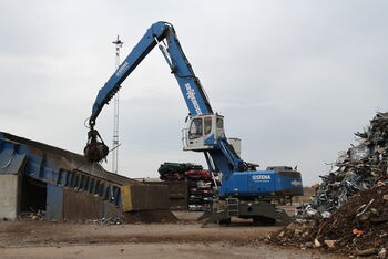  Excavadora de manipulación de chatarra SENNEBOGEN 835 E en Stena en Malmö, Suecia 