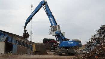 Schrottumschlagbagger SENNEBOGEN 835 E bei der Firma Stena im schwedischen Malmö