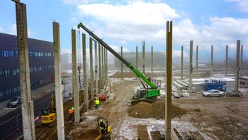 SENNEBOGEN 683 E beschleunigt Hallenmontage in Tschechien