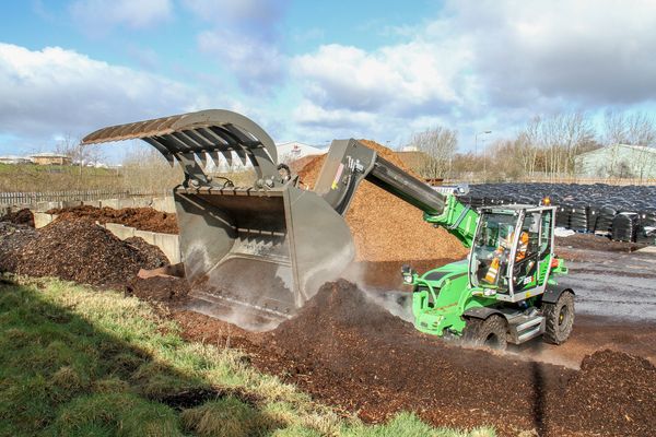 Teleskopstapler SENNEBOGEN 355 E bei Verlade- und staplerarbeiten im Garten- und Landschaftsbau in Großbritannien