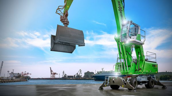 First G-series material handler, SENNEBOGEN 835 G with hybrid system