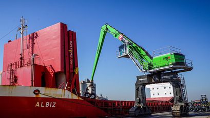 Port material handling with SENNEBOGEN 870 crawler gantry , unloading of steel wire coils, loading of heavy cargo and bulk material Port material handling with SENNEBOGEN 870 crawler gantry , unloading of steel wire coils, loading of heavy cargo and bulk material