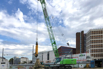 The SENNEBOGEN 630 E R-HD during piping and lifting work in France