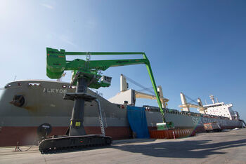 Hafenumschlag SENNEBOGEN Balance Umschlagmaschine Umschlagbagger 8160 EQ Hafen Schiffsumschlag Schiffsentladung Schiffsbeladung Stückgutumschlag Schüttgutumschlag