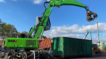 SENNEBOGEN 825 E Vario Tool bei ROMBUD im Materialumschlag mit Greifer beim Sortieren, Bewegen und Verladen von Metallschrott. 