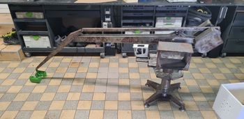 Grundrahmen des SENNEBOGEN 8160 EQ Balancer-Modells während der ersten Bauphase in Paul Mannes' Modellbauprojekt.