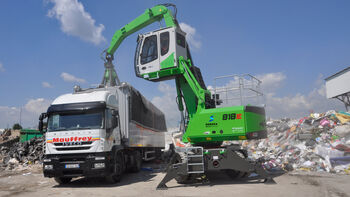 SENNEBOGEN Umschlagbagger Umschlagmaschine 818 E Mobil Recycling Abfallwirtschaft LKW Beladung Mehrschalengreifer