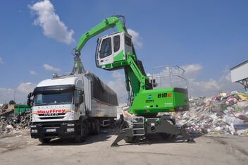 SENNEBOGEN Umschlagmaschine Umschlagbagger 818 E Recycling LKW Beladung Mehrschalengreifer