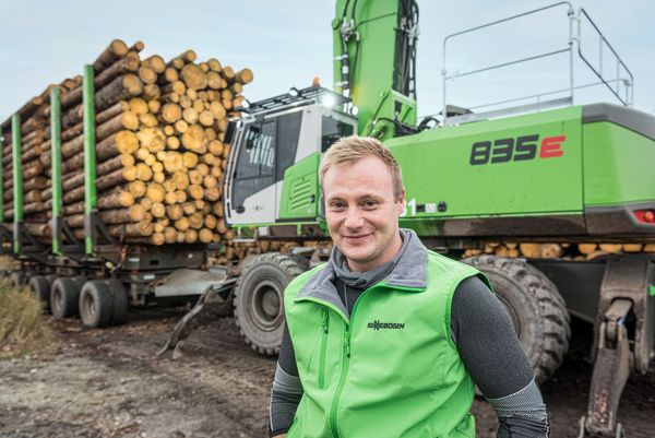 SENNEBOGEN 835 Holz-Umschlagbagger mit Anhänger zieht 80 t Rundholz im Sägewerk Schwaiger SENNEBOGEN 835 Holz-Umschlagbagger mit Anhänger zieht 80 t Rundholz im Sägewerk Schwaiger