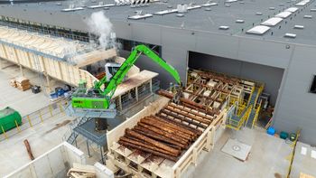 Furnierwerk-SENNEBOGEN 825-Elektrobagger in Litauen-Holzlogistik Furnierwerk-SENNEBOGEN 825-Elektrobagger in Litauen-Holzlogistik