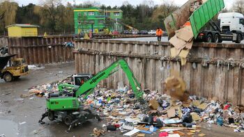 Kompakter Umschlagbagger für Recycling und Abfallsortierung SENNEBOGEN 817 E