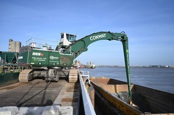 SENNEBOGEN 865E: Tidenhub im Materialumschlag