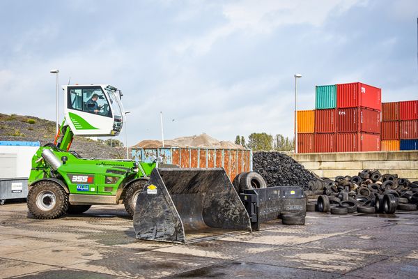 SENNEBOGEN 355 E, telehandler from SENNEBOGEN instead of wheel loader, loading the tires and feeding the shredder, Netherlands SENNEBOGEN 355 E, telehandler from SENNEBOGEN instead of wheel loader, loading the tires and feeding the shredder, Netherlands