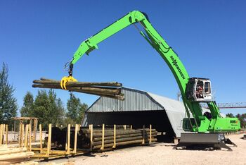 Umschlagbagger SENNEBOGEN 835 beim Holzumschlag in Lettland