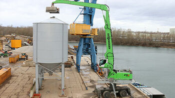 Die Umschlagmaschine SENNEBOGEN 870 E beim Hafenumschlag in Germersheimer Binnenhafen