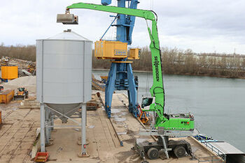 Die Umschlagmaschine SENNEBOGEN 870 E beim Hafenumschlag in Germersheimer Binnenhafen