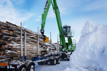 SENNEBOGEN Umschlagmaschine Umschlagbagger 830 Trailer Anhänger Holzumschlag Säggewerk Rundholzplatz Holzgreifer Holzzange