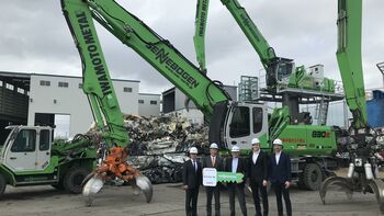 Metallrecycling am Schrottplatz; SENNEBOGEN 830 Umschlagbagger ersetzt alten Erdbauubagger in Japan