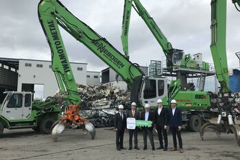 Metallrecycling am Schrottplatz; SENNEBOGEN 830 Umschlagbagger ersetzt alten Erdbauubagger in Japan