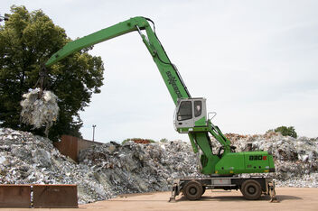 Flexibler Umschlagbagger SENNEBOGEN 830 E Schrottumschlag