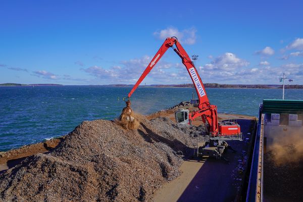 SENNEBOGEN 870 E im Hafenbetrieb bei der Stauerei Ahtauskone im finnischen Hafen Pori.