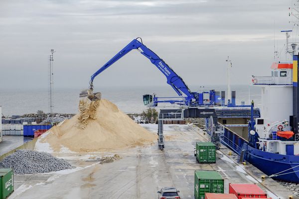Umschlagbagger mit Elektromotor, Elektrobager SENNEBOGEN 875 E , umweltschonender Elektroantrieb, Hafen Åhus Schweden Umschlagbagger mit Elektromotor, Elektrobager SENNEBOGEN 875 E , umweltschonender Elektroantrieb, Hafen Åhus Schweden